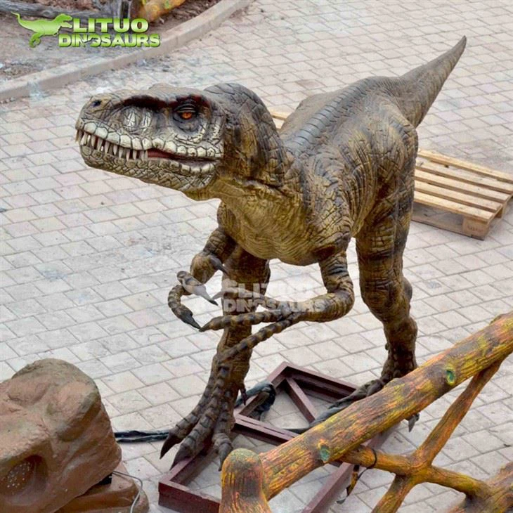Pohybující se model animatronického dinosaura Velociraptor